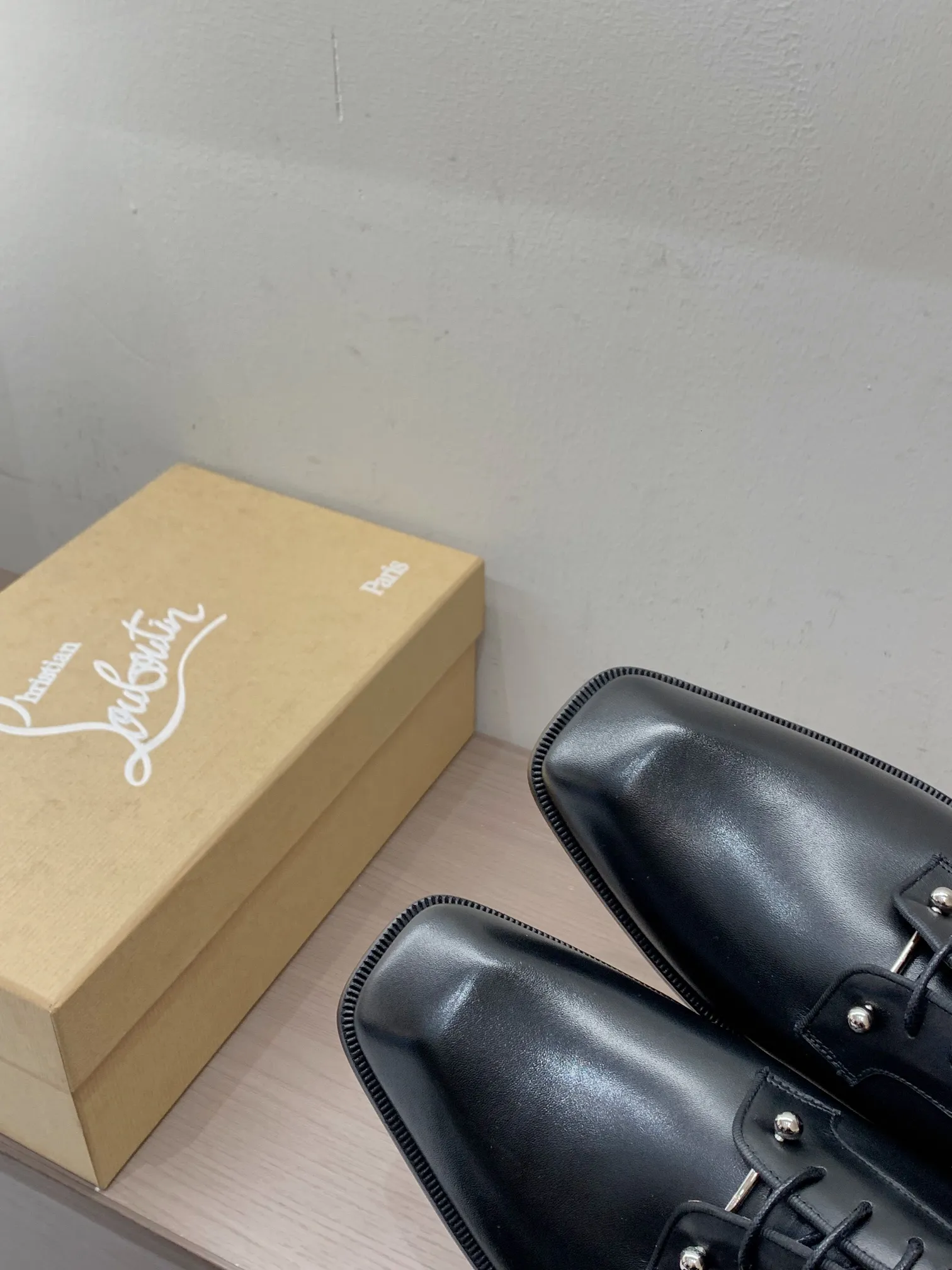 [CL red sole shoes] Top P: 1020💰 Size 39-44 (38.45.46 custom-made, non-returnable) Christian Louboutin men's classic Oxford shoes, men's business formal leather shoes💫Original molding, 1:1 replica, specially made for nobles. The unique shoe shape is unique and 100% comfortable! The whole shoe is made of imported Italian cowhide material, carefully selected, with fine pores and rich luster. Cow leather lining, soft and comfortable, sweat-absorbent and breathable. Genuine leather outsole, non-slip and wear-resistant, full of texture, elegant and luxurious overall, integrating comfort, formality and luxury! The Rolls Royce of shoes!
